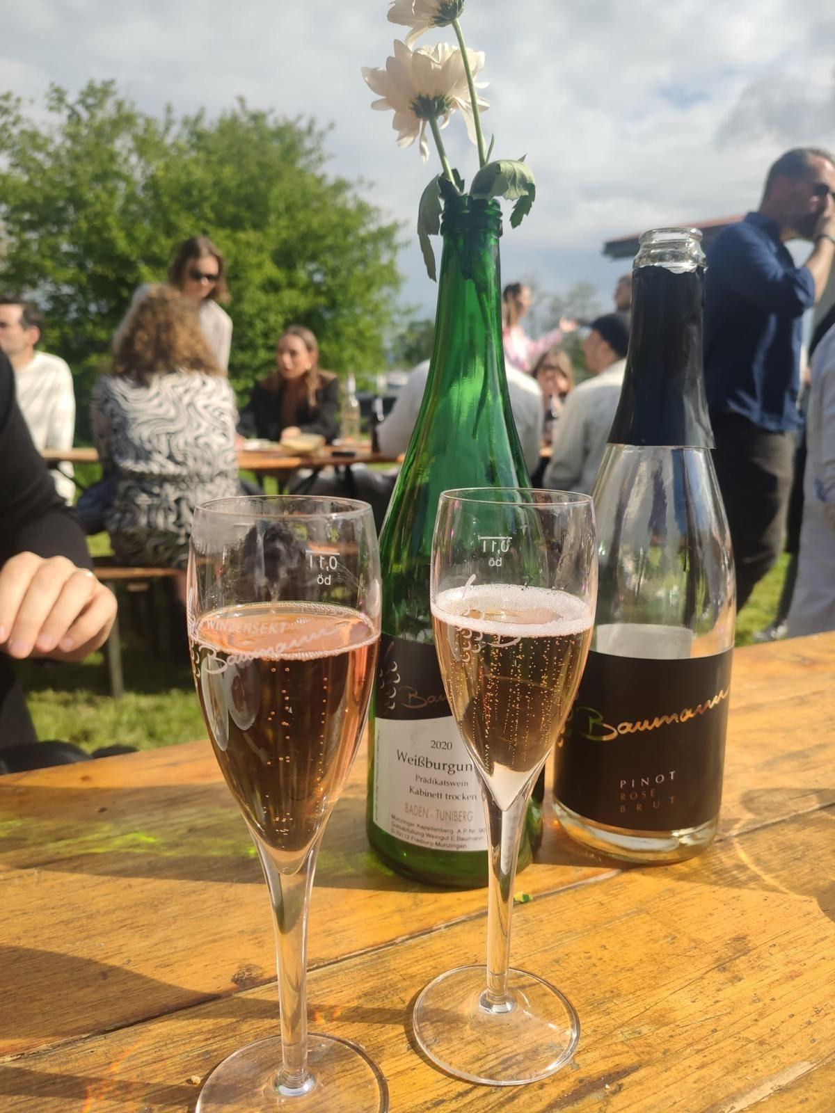 Anstoßen mit Sekt vom Weingut Baumann