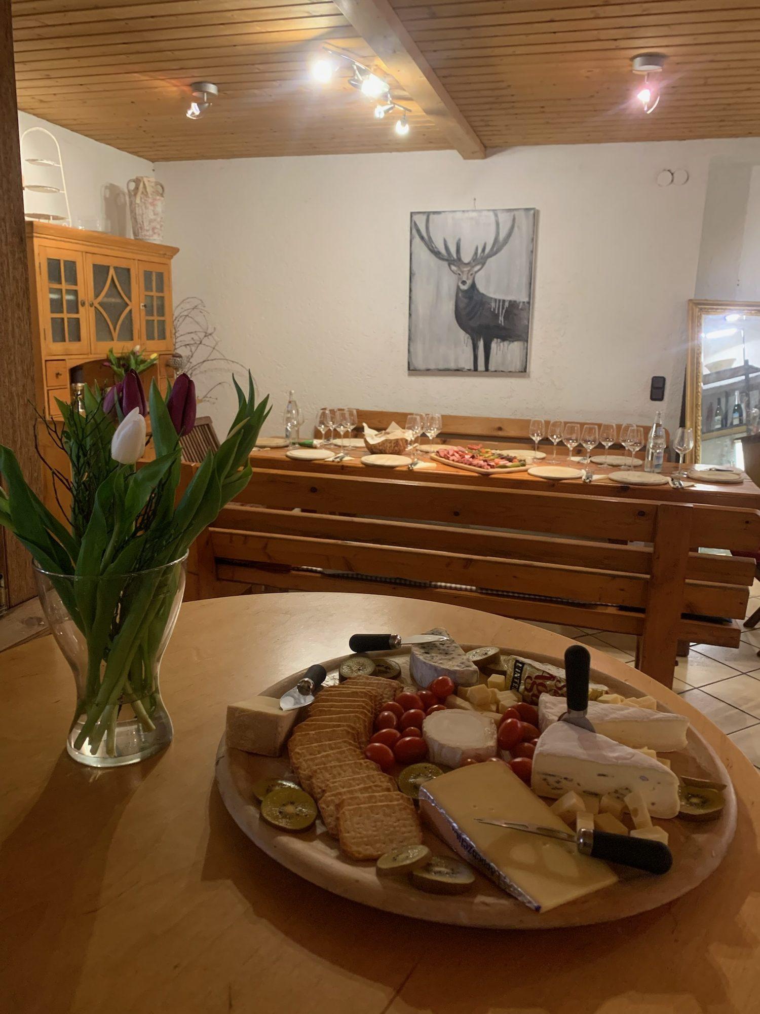 Probierstube im Weingut Baumann mit Käseplatte