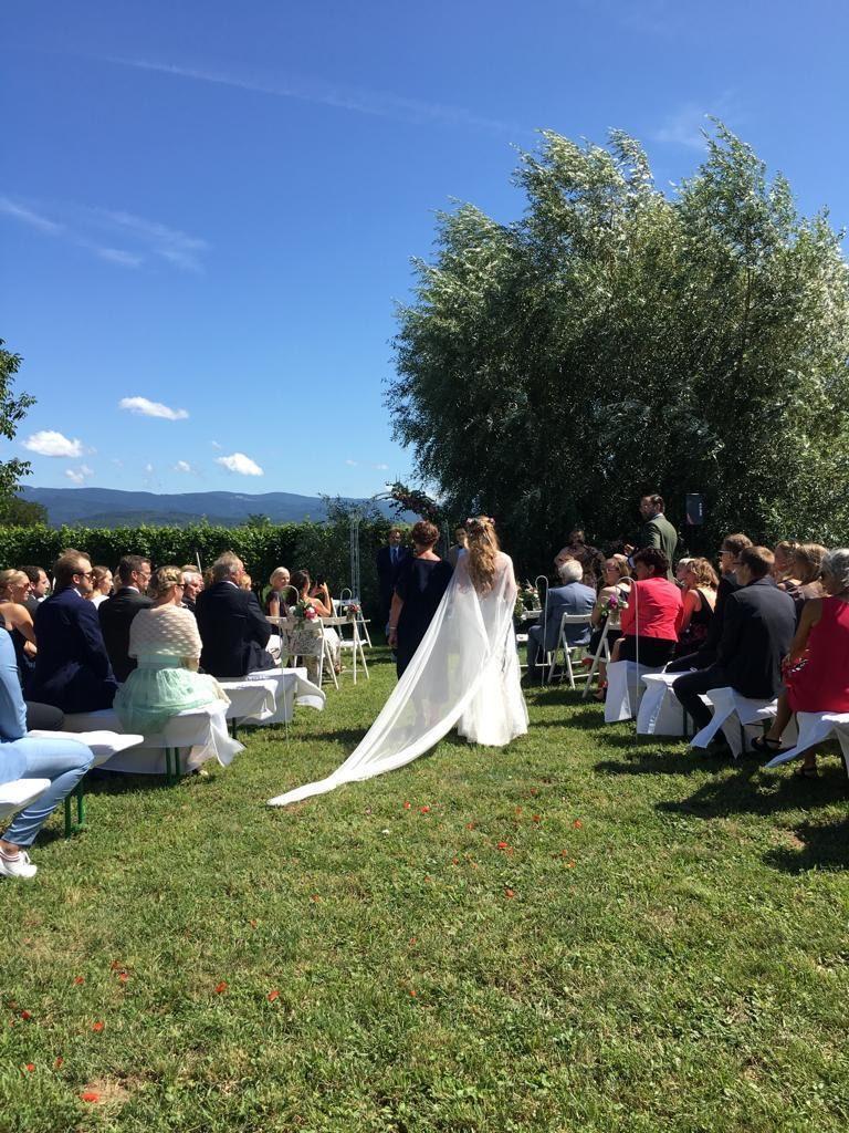 Braut auf dem Weg zur freien Trauung