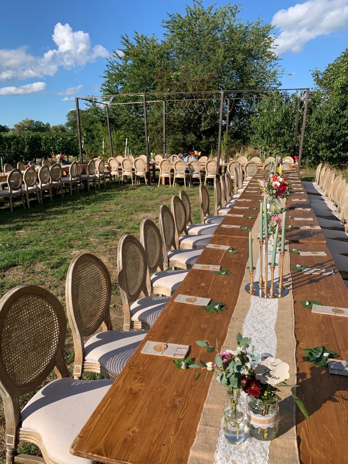 Lange Tafel auf der Wiese