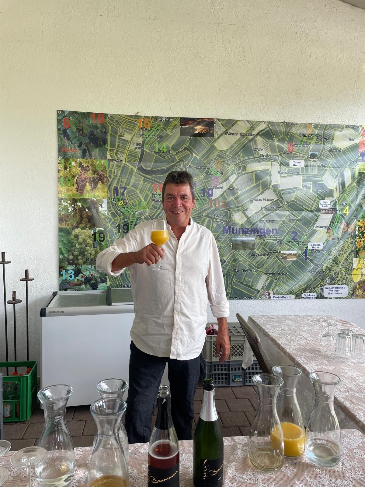 Anstoßen im Verkaufsraum des Weinguts Baumann